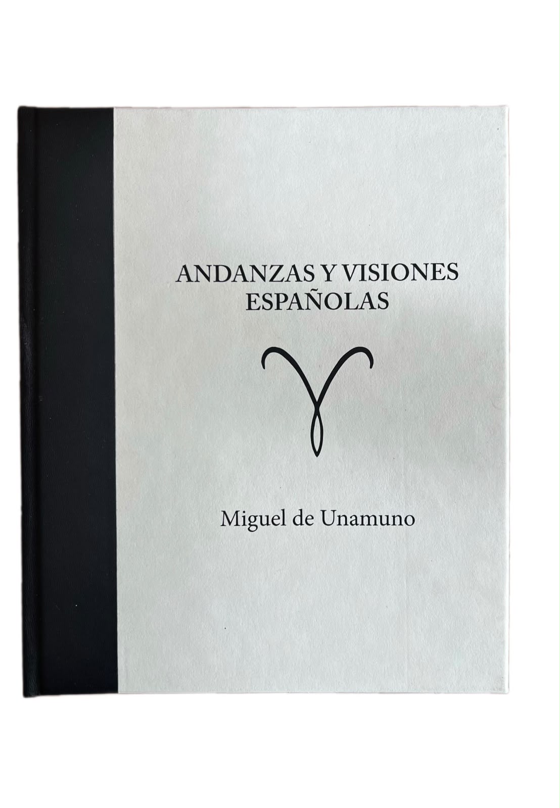 Portada de «Andanzas y visiones españolas», de Miguel de Unamuno: tapa crema con un adorno central y lomo de tela negra.