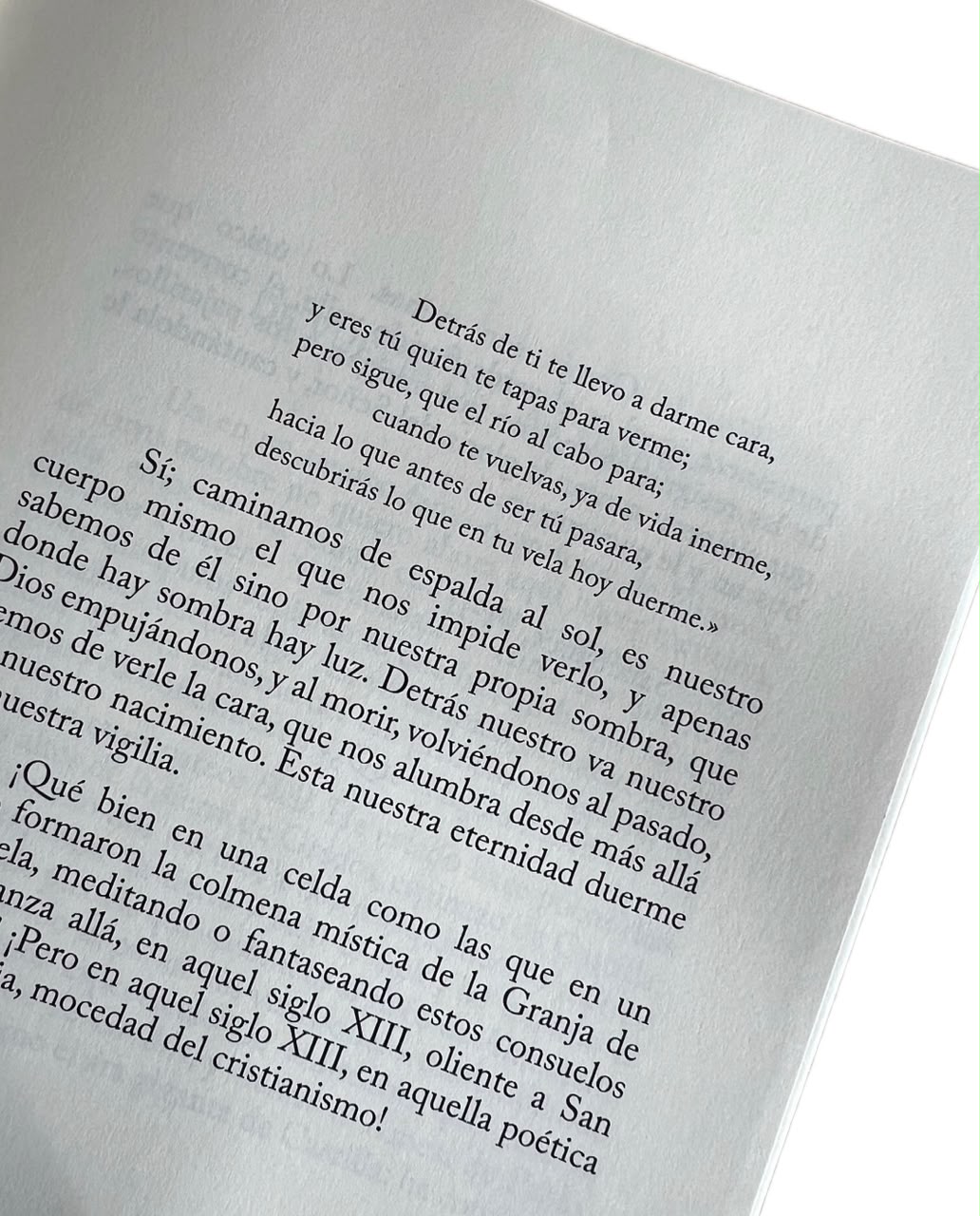 Página de «Andanzas y visiones españolas» con unos versos y un párrafo de Unamuno, compuestos en tipografía Caslon.