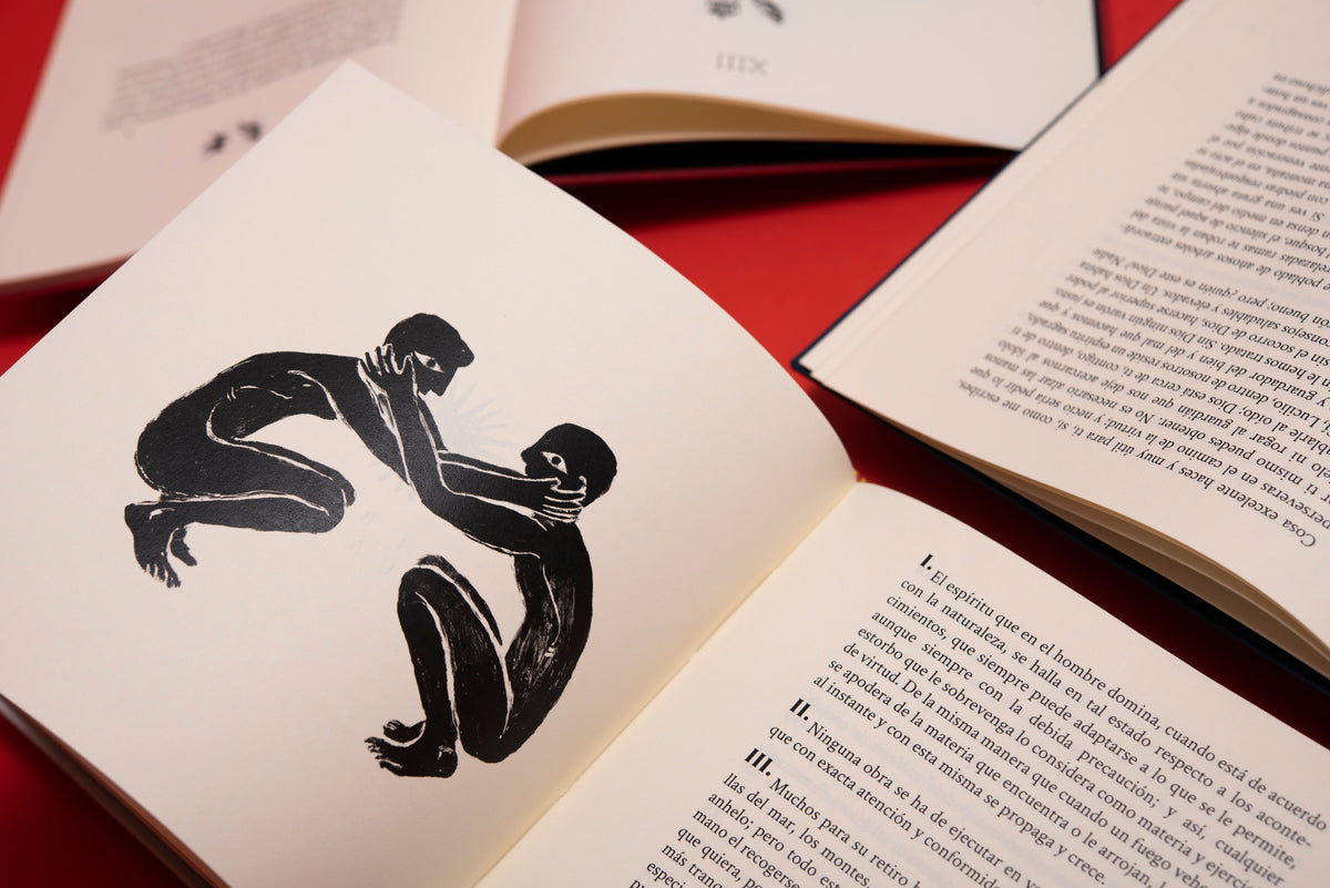 Grabado de dos figuras que forcejean, en un ejemplar abierto sobre fondo rojo, rodeado de otros ejemplares del libro.