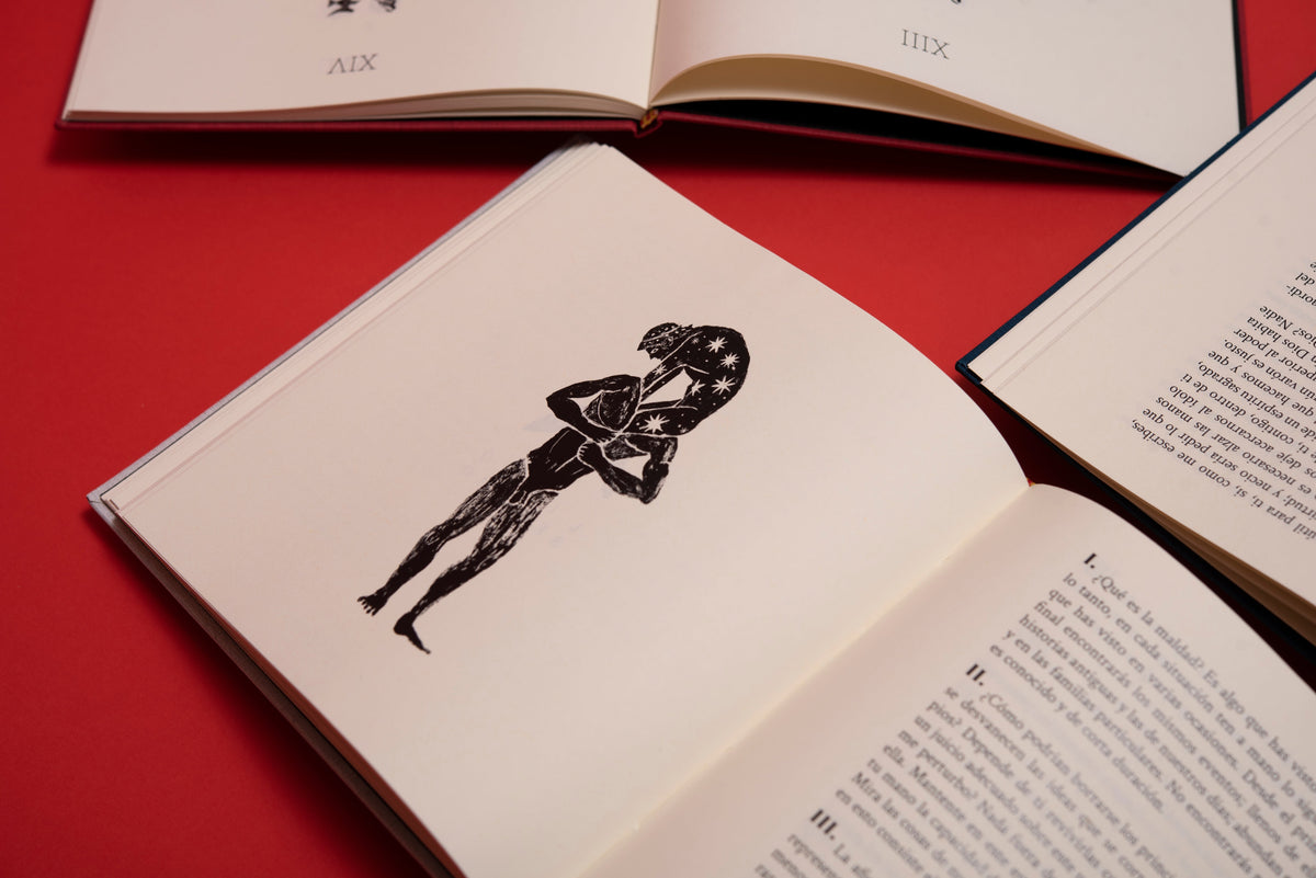 Doble página del libro con un grabado en negro de una figura desnuda que sostiene una cabeza rodeada de estrellas.