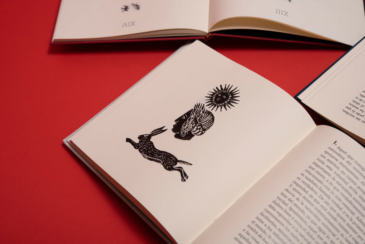 Grabado a página completa de una liebre, una cabeza alada y un sol, junto a la columna de texto de «Meditaciones».