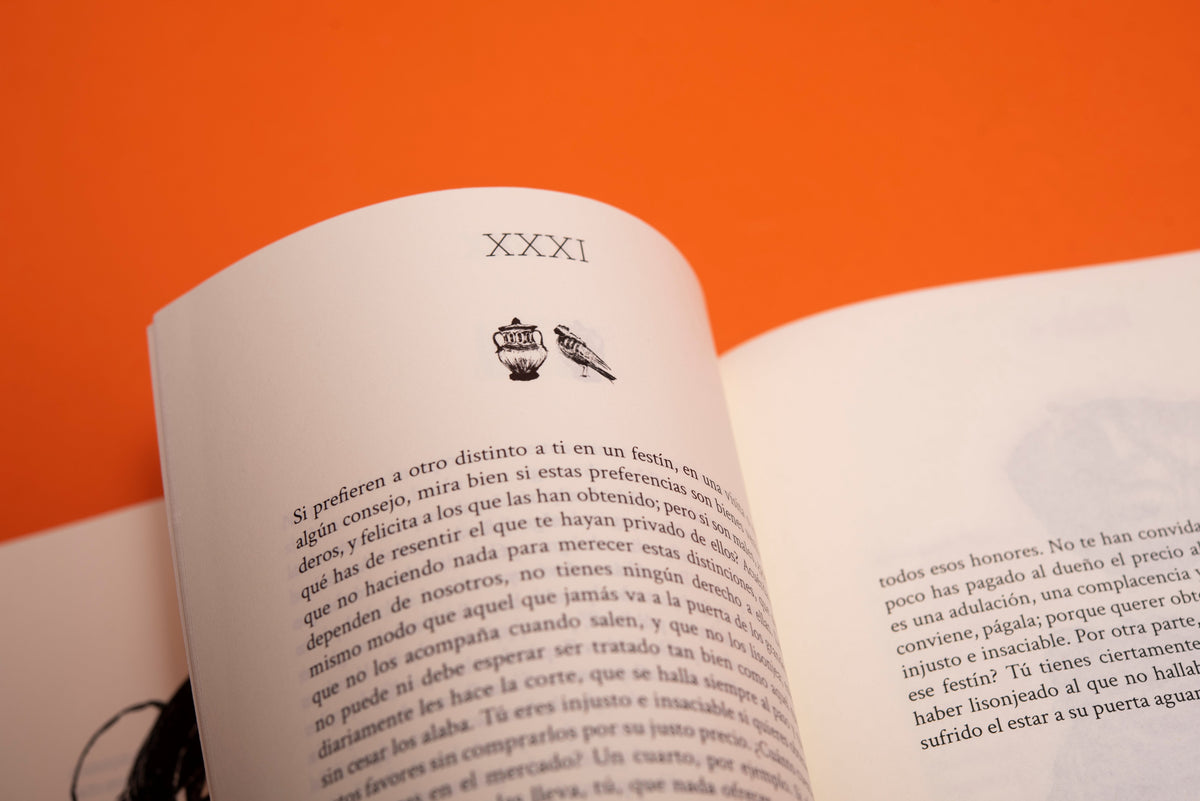 Páginas interiores del capítulo XXXI, con una viñeta de un vaso griego y un pájaro sobre el texto
