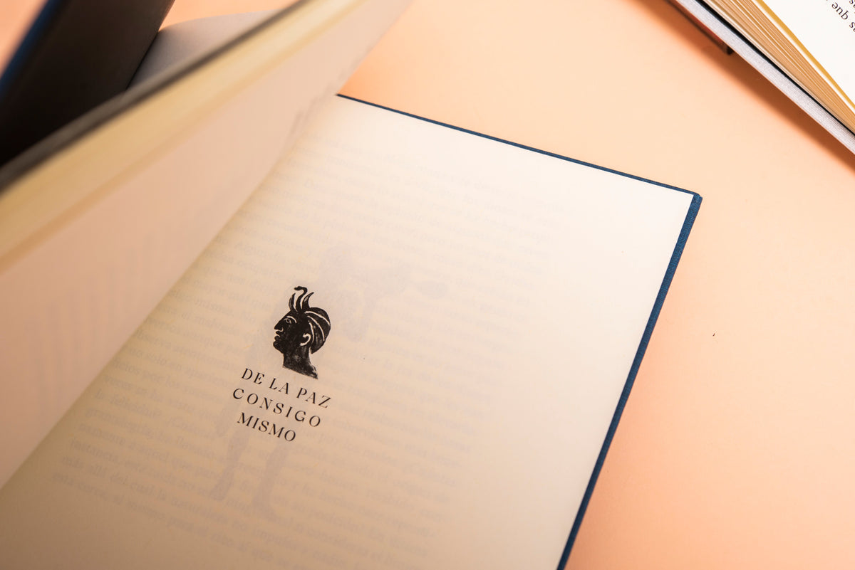 Portadilla de la carta «De la paz consigo mismo», con una viñeta a tinta, sobre las tapas azules.