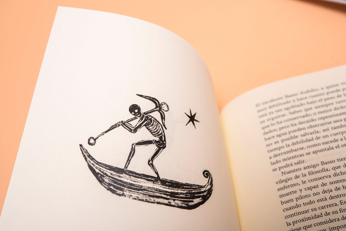 Detalle de la ilustración de un esqueleto que rema en una barca junto a una estrella, al lado del texto.