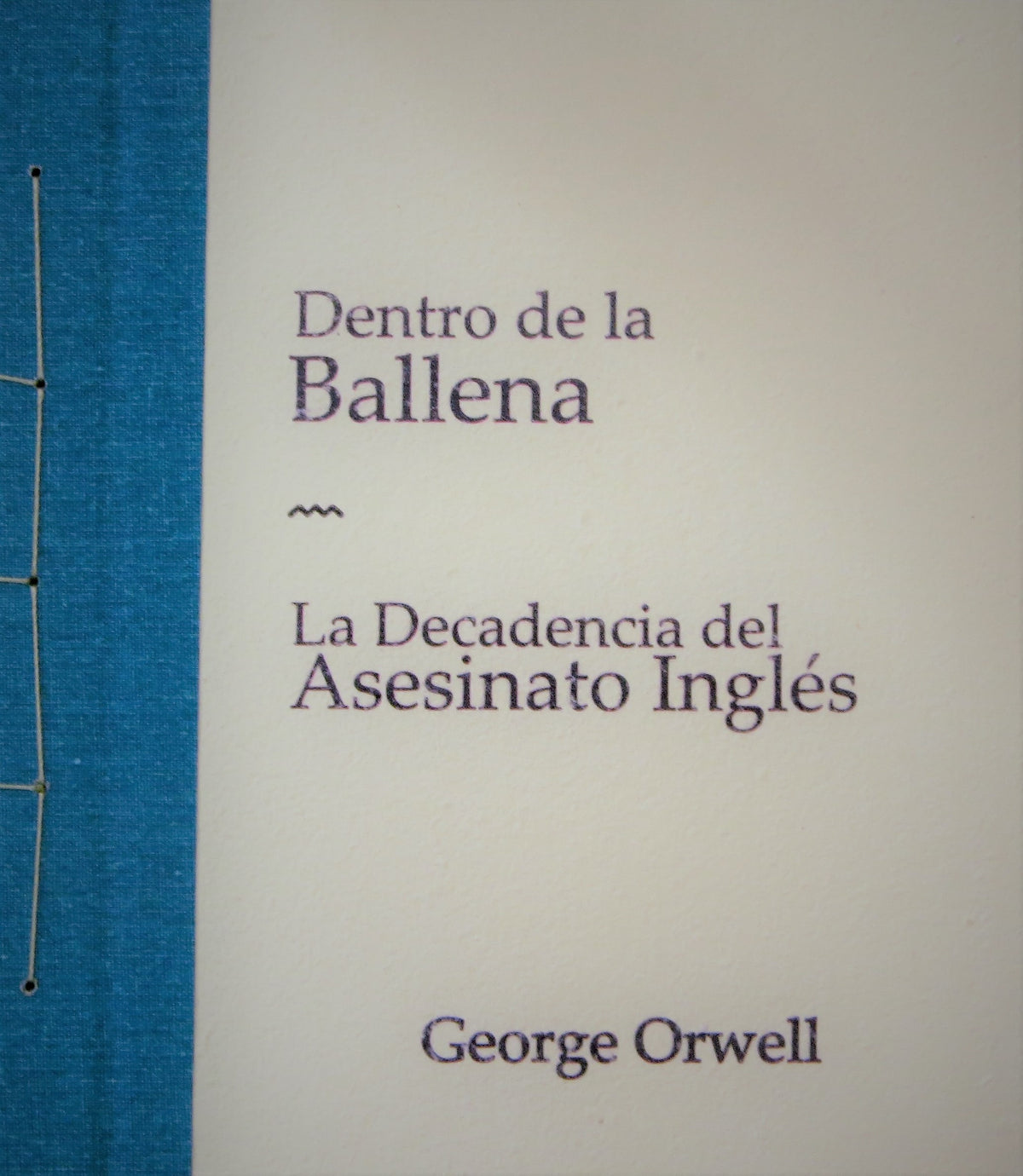 Cubierta de Dentro de la ballena, de George Orwell, con el lomo de tela azul cosido a mano