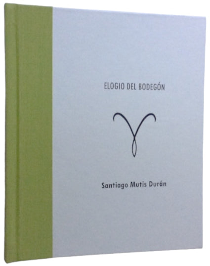 Ejemplar de «Elogio del bodegón» visto en ángulo, con la tapa clara y el lomo de tela verde.