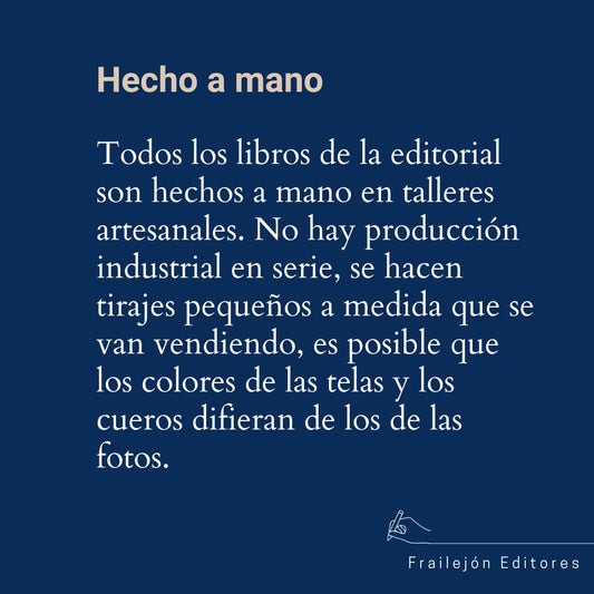 Tarjeta azul «Hecho a mano»: los libros se hacen en talleres artesanales y los colores de las telas pueden variar